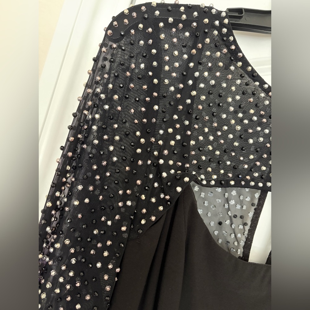 Elegant Betsy Adam’s Black Evening Gown with Embellished Sleeves - Picture 3 of 4